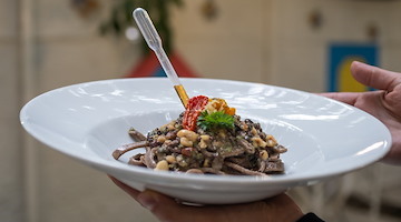Carlo de Filippo revives the ancient “’O Birbune” and celebrates 10 years of Pineta 1903 with a complimentary dish