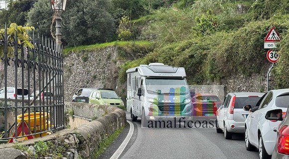 Camper chaos and illegal maneuvers as road regulations are ignored