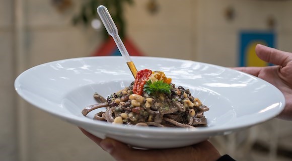 Carlo de Filippo revives the ancient “’O Birbune” and celebrates 10 years of Pineta 1903 with a complimentary dish